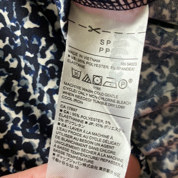 Banana Republic short sleeved faux wrap dress in blue navy black gray and white - Picture 15 of 15